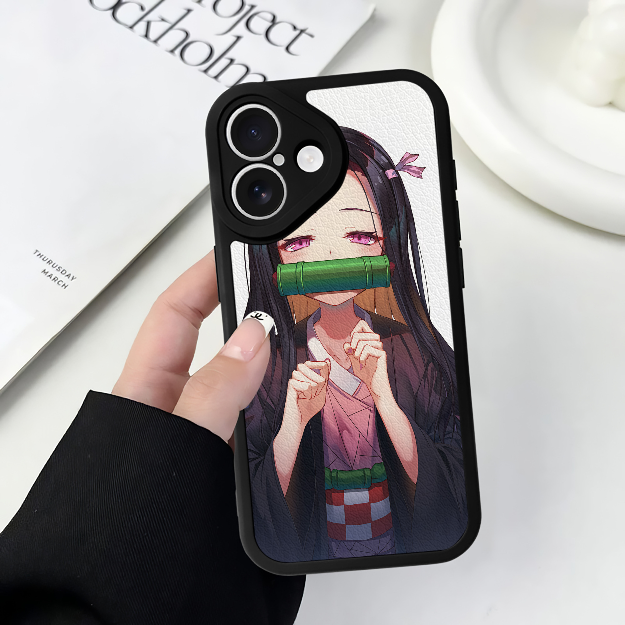 （画像用） 鬼滅の刃（きめつのやいば）竈門 禰󠄀豆子／かまど ねずこ Kamado Nezuko 【iPhone 16シリーズ対応】シリコンスマホケース（レザー調） 材質：シリコン
